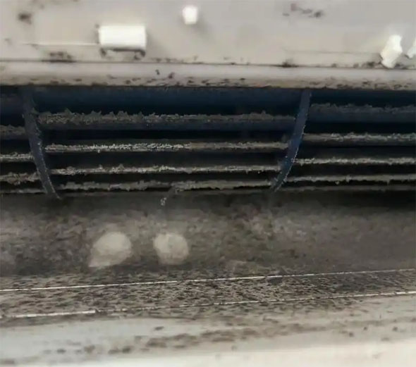 察哈尔右翼后空调吹的风有股烧焦味是怎么回事